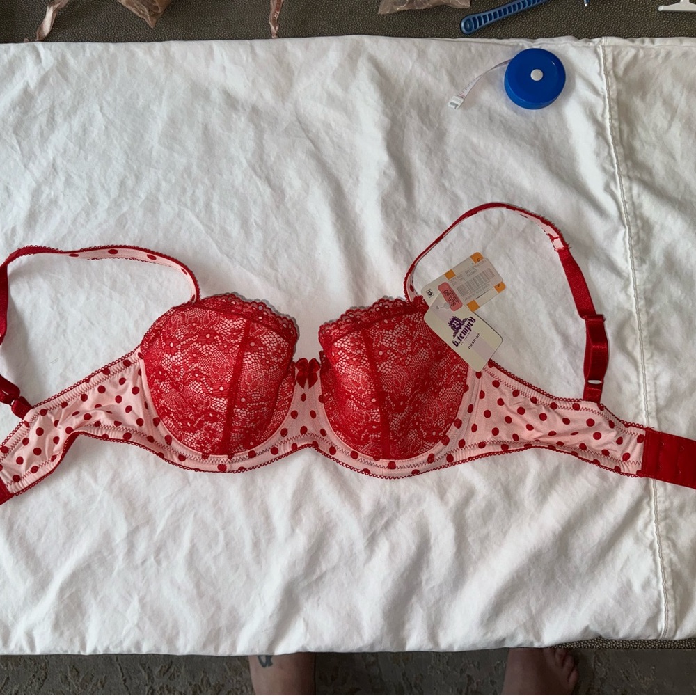 B.tempt’d Macys bra 32DD red lace